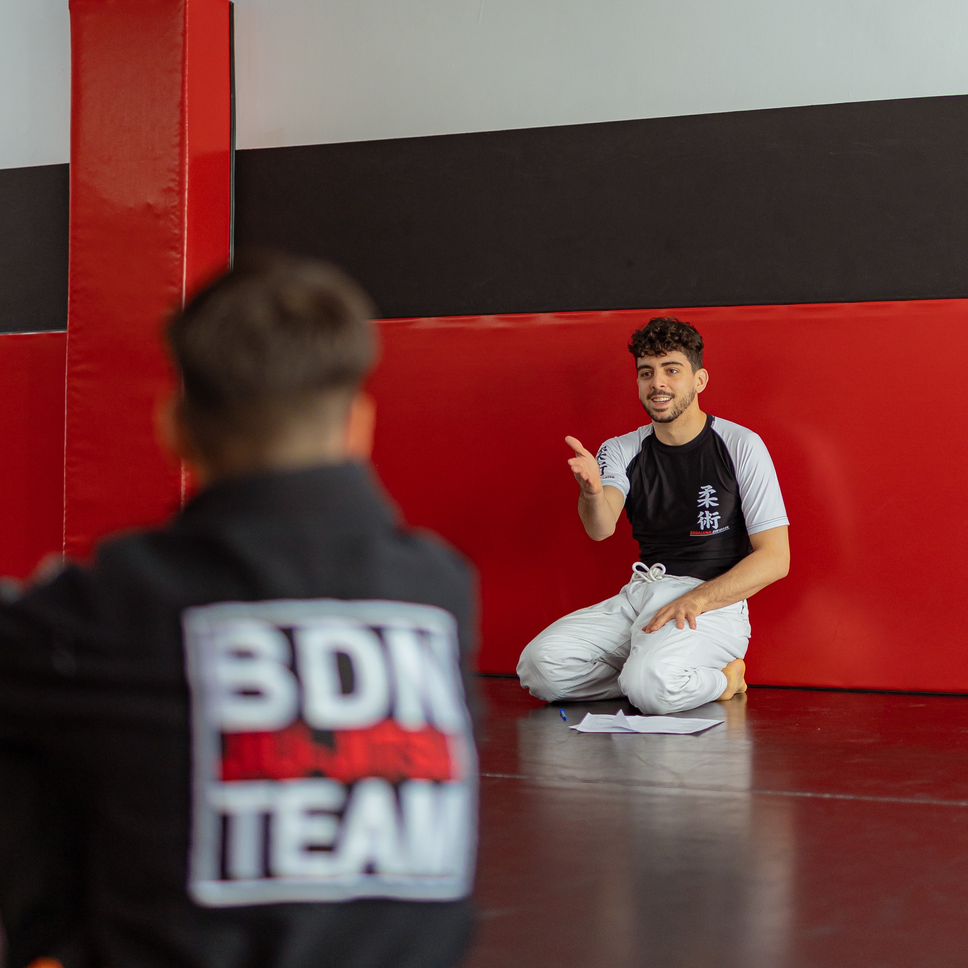 Captura de Trial Class en móvil con portada, FAQ y primer paso del formulario.